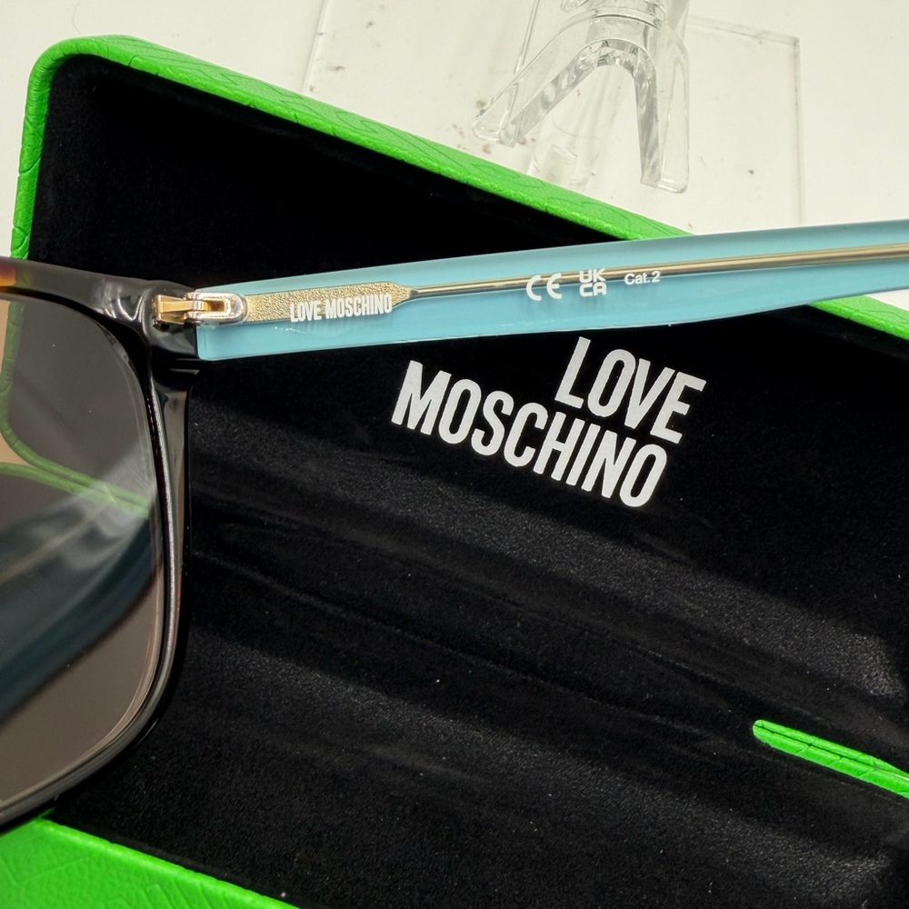 New Love Moschino NEW Sunglasses with Green Case - Picture 5 of 6